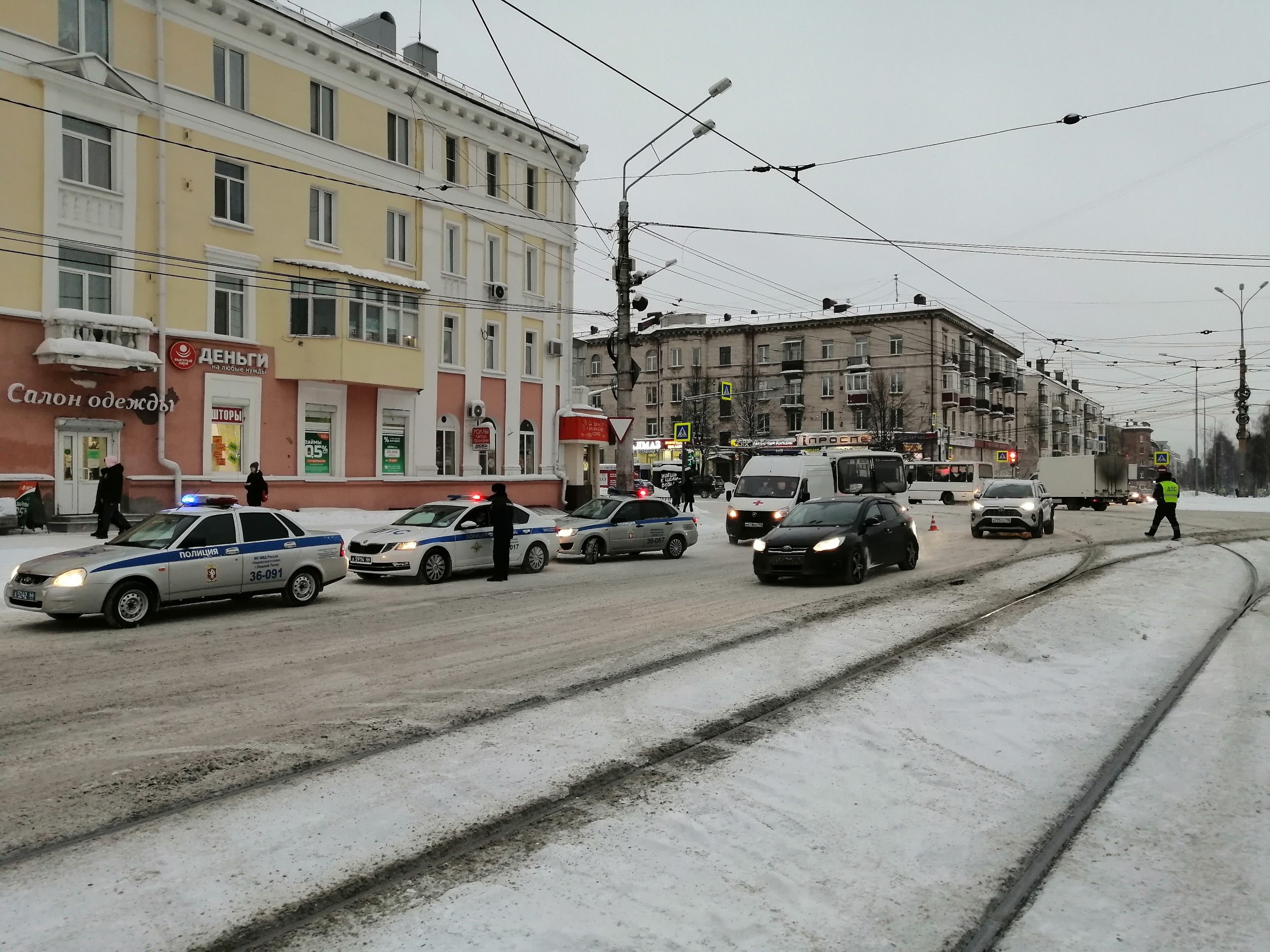 В тагиле ру. Перекресток Ленина мира Нижний Тагил. Перекресток Ленина мира Нижний Тагил лето. Перекресток Ленина 33 Нижний Новгород. Перекресток Ленина мира фото Нижний Тагил.