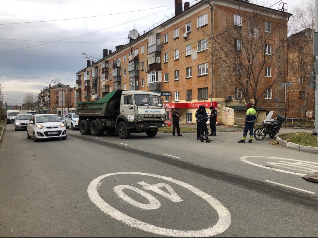 В Нижнем Тагиле КаМАЗ сбил мотоциклиста - Все новости Нижнего Тагила и  Свердловской области