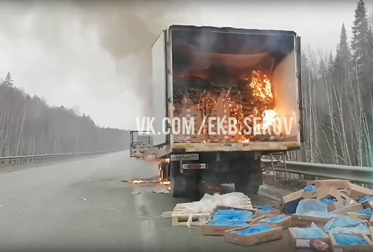 На трассе под Нижним Тагилом загорелся фургон с колбасой (Видео) - Все  новости Нижнего Тагила и Свердловской области