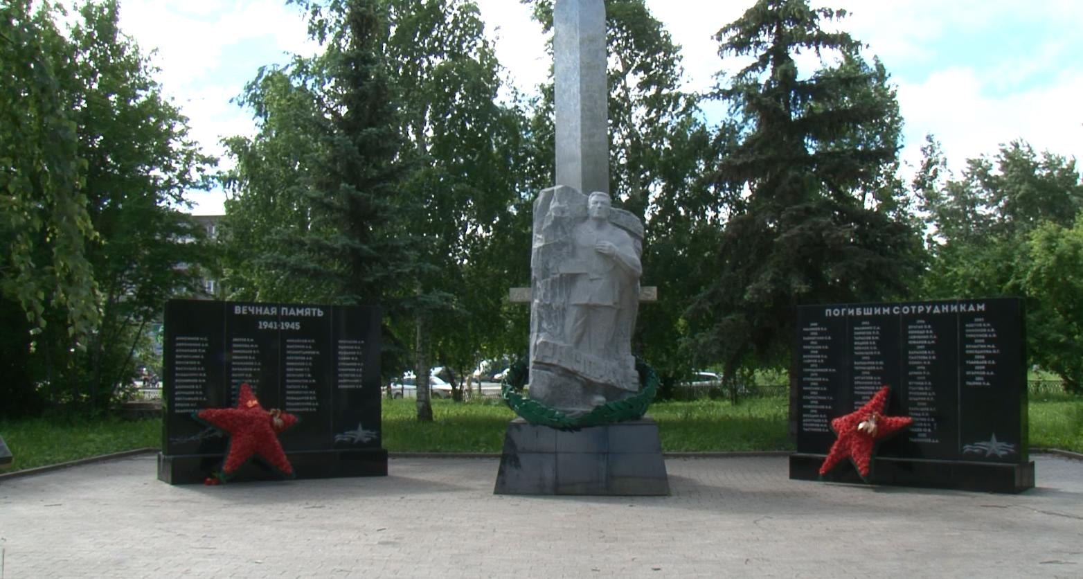 Мероприятие обелиск. Обелиск Калтан. Стела памяти и скорби в Энгельсе. Солдатка у обелиска. Обелиск в с Хабары.