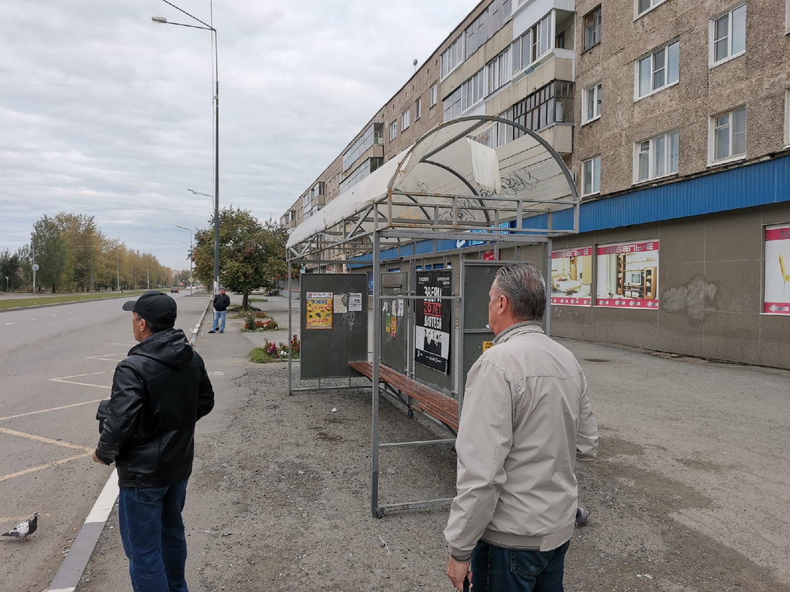 Ново нижнего тагила. Люди на остановке. Последняя остановка. Остановка Урал Нижний Тагил. Остановка фото.