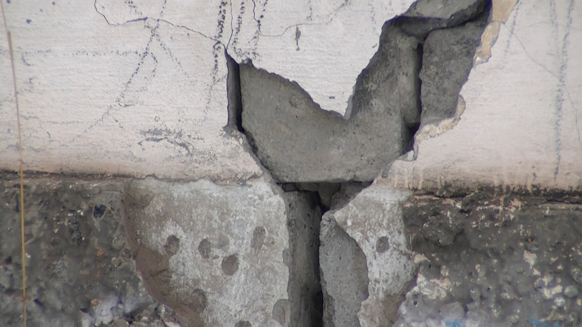 Трещина пошел. Трещины. Как избавиться от трещины в стене. Фото Судиславль аварийный дом. Пошли трещины в подземном гараже.