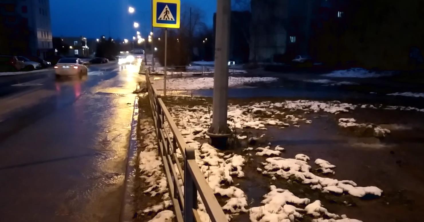 Тагиле видео. Прорвало трубу. Потоп в Нижнем Тагиле на Уральском проспекте. Вода на улице.