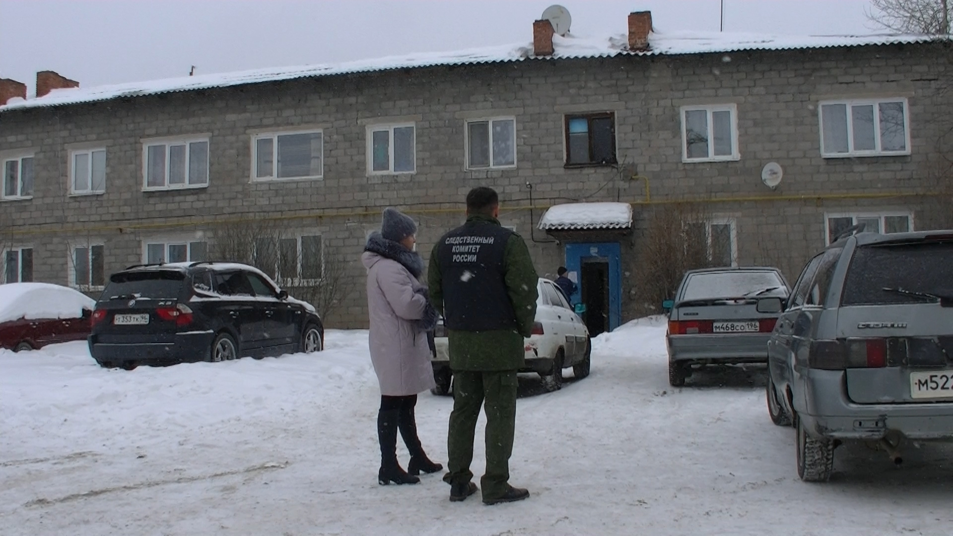 Прямо во время проверки СКР в разрушающемся жилом доме под Нижним Тагилом  произошла очередная коммунальная авария (Видео) - Все новости Нижнего  Тагила и Свердловской области