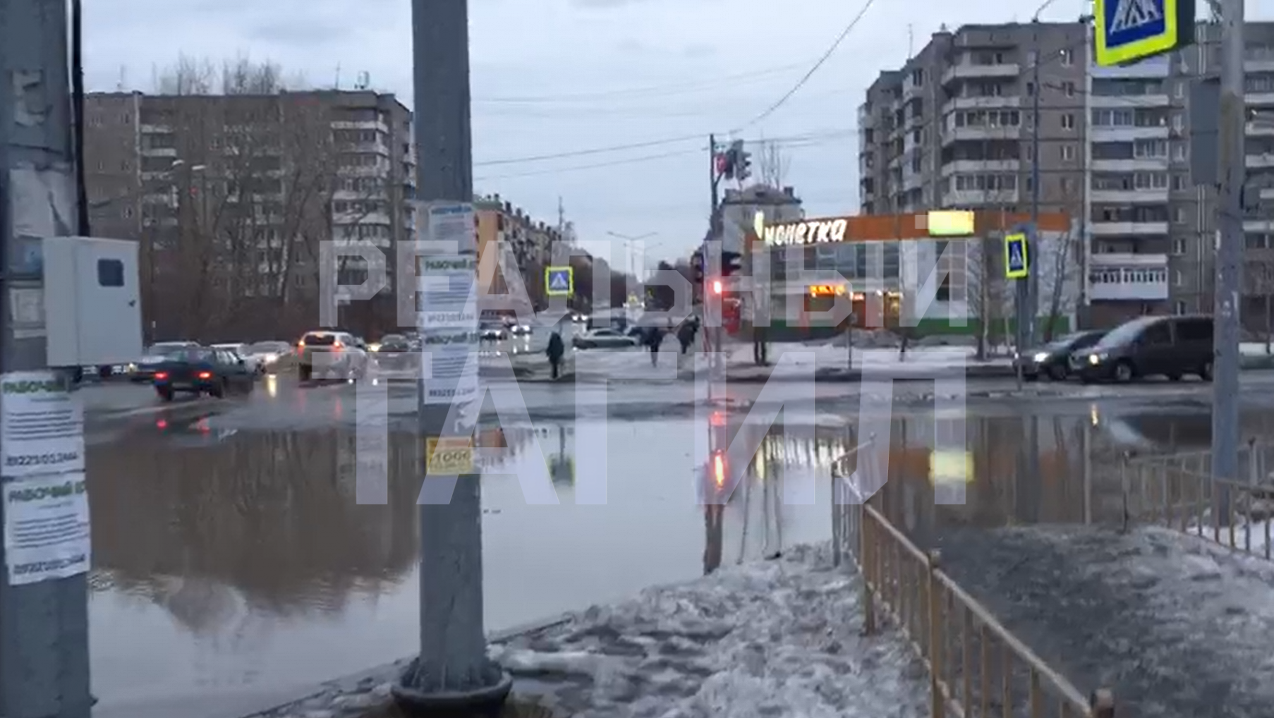 Вплавь или рискуя жизнью” - огромная лужа на перекрестке в центре Тагила  может стать причиной трагедии (Видео)