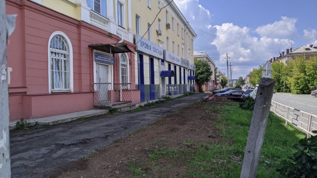 «Привезли и свалили». Снятый асфальт с улицы Октябрьской революции заметили во дворе соседнего дома - В редакцию «Реального Тагила» обратились жители дома, расположенного на перекрестке улиц Газетная и Октябрьской революции. Собственники многоквартирника утверждают, что стали свидетелями, как в вечернее время КАМАЗ груженный землей и кусками асфальта, вывалил содержимое к ним во двор. По их словам, подрядчики, ремонтирующие соседствующую с их домом магистраль, «просто решили таким образом избавиться от ненужных дорожных остатков старого асфальта». Свои слова они подкрепили фотографиями. «Привезли и свалили». Снятый асфальт с улицы Октябрьской революции заметили во дворе соседнего дома -