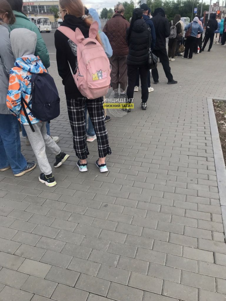 Ни уехать, ни приехать – транспортные проблемы в Нижнем Тагиле становятся критическими - Тагильчане не перестают жаловаться на длительные задержки общественного транспорта. Больше всего возмущены жители Вагонки. По словам горожан, на остановках выстраиваются многометровые очереди, а автобусы появляются по одному в час. Ни уехать, ни приехать – транспортные проблемы в Нижнем Тагиле становятся критическими -