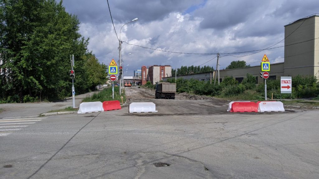 «Привезли и свалили». Снятый асфальт с улицы Октябрьской революции заметили во дворе соседнего дома - В редакцию «Реального Тагила» обратились жители дома, расположенного на перекрестке улиц Газетная и Октябрьской революции. Собственники многоквартирника утверждают, что стали свидетелями, как в вечернее время КАМАЗ груженный землей и кусками асфальта, вывалил содержимое к ним во двор. По их словам, подрядчики, ремонтирующие соседствующую с их домом магистраль, «просто решили таким образом избавиться от ненужных дорожных остатков старого асфальта». Свои слова они подкрепили фотографиями. «Привезли и свалили». Снятый асфальт с улицы Октябрьской революции заметили во дворе соседнего дома -