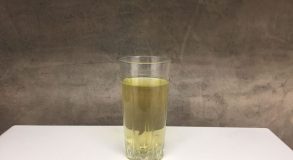 стакан с грязной водой