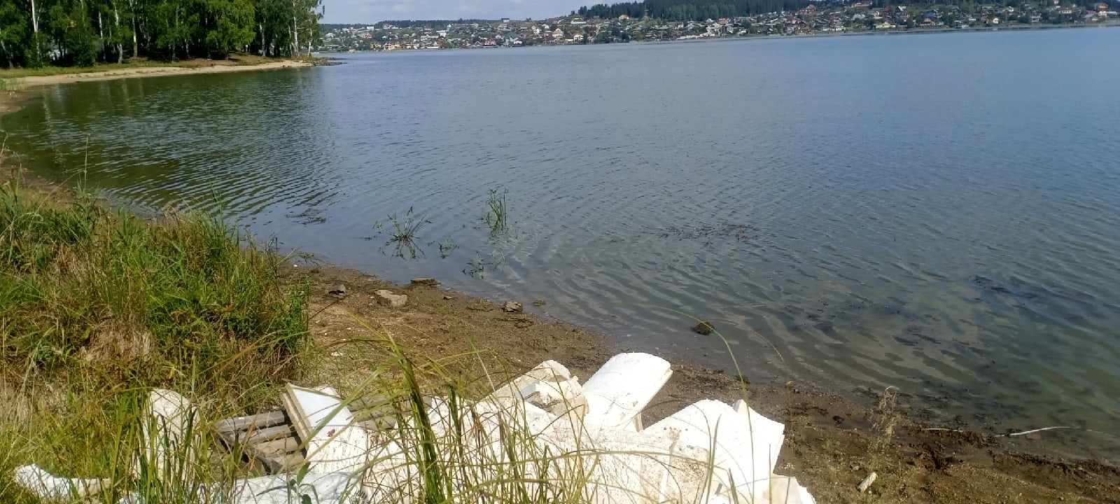 Озеро около берегов было засыпано ворохами желтых. Черноисточинский пруд. Черноисточинское водохранилище. Черноисточинск. Черноисточинское водохранилище рыбалка.