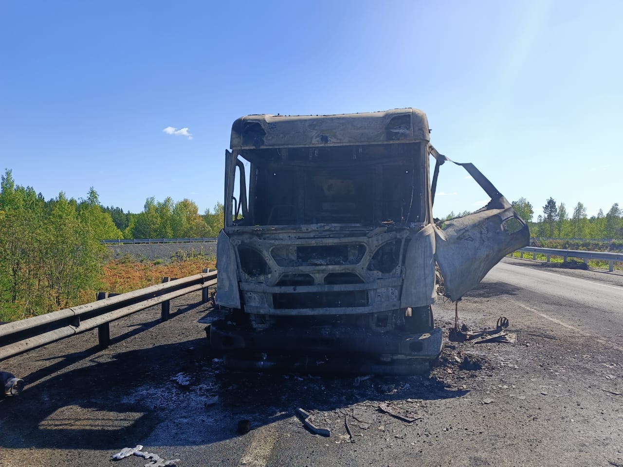 На трассе под Нижнем Тагилом произошел пожар в цементовозе