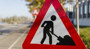 дорожный знак: проводятся ремонтные работы