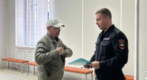 полицейский проводит профилактическую беседу с пожилым тагильчанином