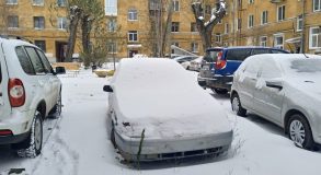 заваленная снегом машина