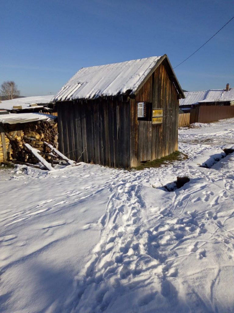 В поселке Черноисточинск под Нижним Тагилом жители балансируют на  разломанных досках, достигая единственного колодца на 80 домов