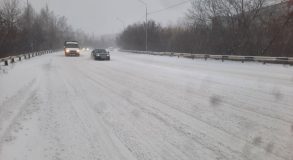 снежная дорога и машины