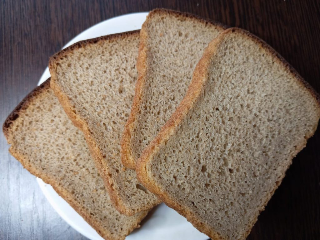 хлеб на тарелке