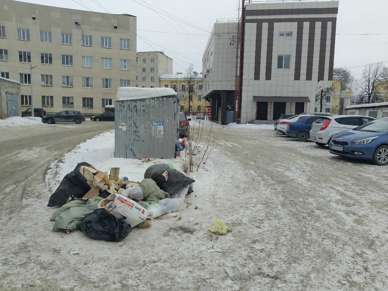 Несанкционированная свалка возле школы №1 в Нижнем Тагиле