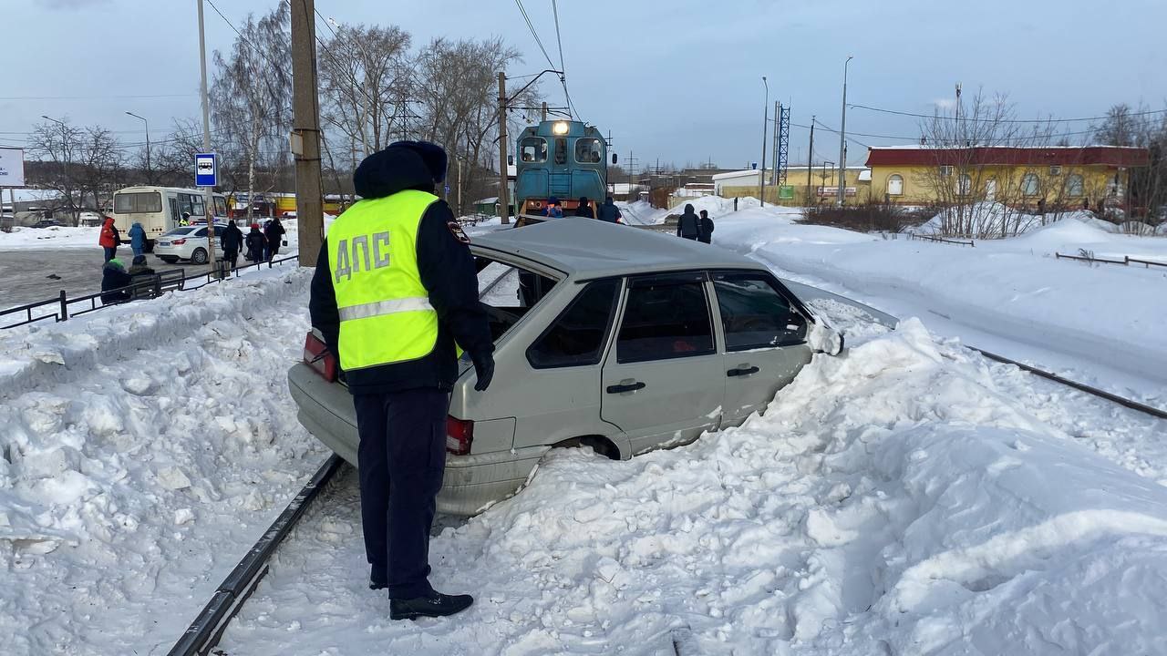 В Нижнем Тагиле тепловоз протаранил легковушку на железной дороге