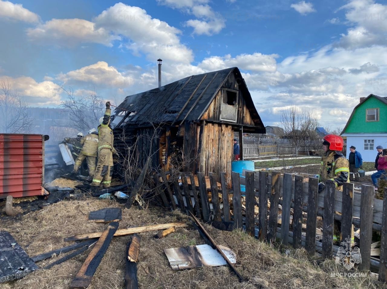 Под Нижним Тагилом в пожаре погибло три человека (видео)