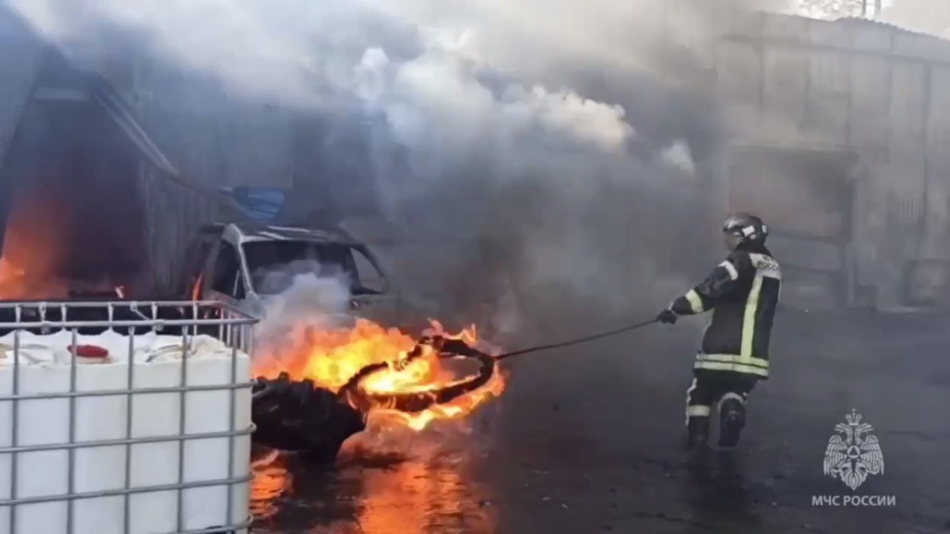 В Березовском загорелся склад с горюче-смазочными материалами