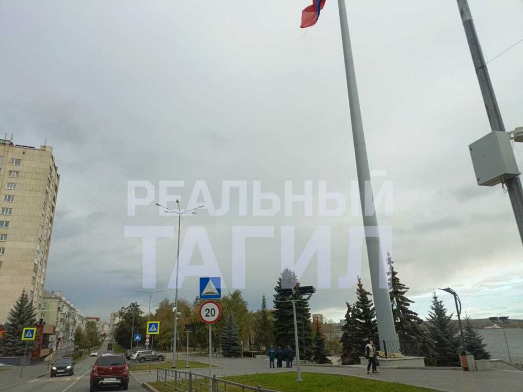 Свердловское УФАС оштрафовало тагильскую компанию за сговор при установке флагштока - В Нижнем Тагиле разразился скандал вокруг монтажа грандиозного флагштока на улице Горошникова. Компания «Тагилдорстрой» попала в поле зрения антимонопольных структур из-за участия в нечестном сговоре при проведении торгов. Свердловское УФАС оштрафовало тагильскую компанию за сговор при установке флагштока -