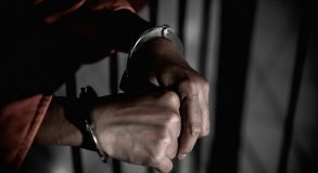 наручники тюрьма уголовное дело арест заключение под стражу стража задержание задержан тюрьма