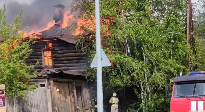 В Нижнем Тагиле горел дом в районе парка Бондина (Фото, видео) -
