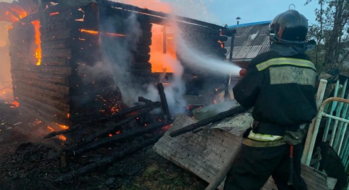 Пожар под Нижним Тагилом: дом и баня полностью уничтожены огнём -