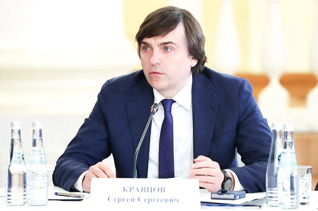 Кравцов допустил повышение зарплаты учителей во всех регионах - Сергей Кравцов, занимающий должность министра просвещения, допускает вероятность увеличения заработных плат учителям по всей территории России. Данное заявление было сделано в ходе интервью, проведенного РИА Новости. Кравцов