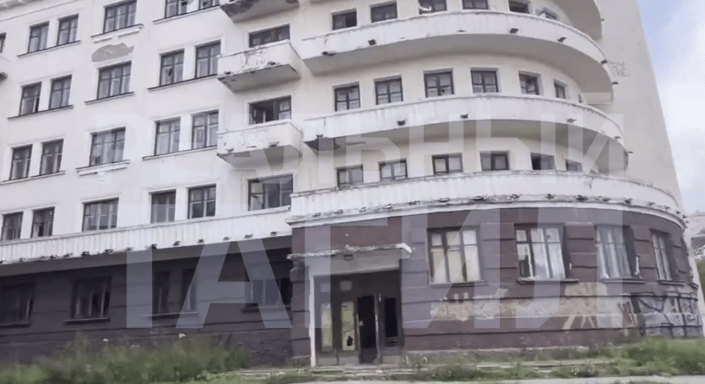 После пожара в 7 каменной больнице на Вагонке никто не следит за зданием (фото, видео) -