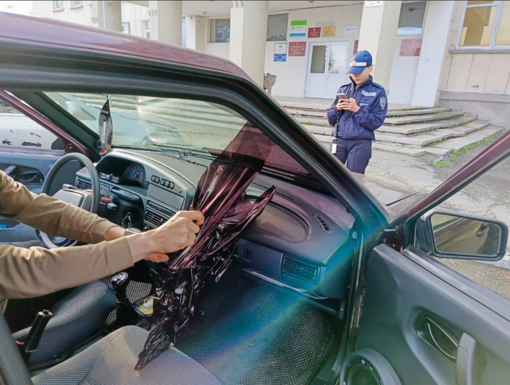 Более 800 предписаний и 10 арестов: итоги борьбы с тонировкой в Нижнем Тагиле - В Нижнем Тагиле сотрудники Госавтоинспекции активно проверяют автомобили на предмет нарушений, связанных с тонировкой стёкол. С началом лета количество таких проверок усилилось, поскольку всё больше водителей используют затемнённые стёкла, которые не соответствуют установленным нормам. Полицейские останавливают машины и с помощью специальных приборов измеряют, насколько хорошо стёкла пропускают свет. Если выясняется, что тонировка слишком тёмная, водитель привлекается к ответственности. Более 800 предписаний и 10 арестов: итоги борьбы с тонировкой в Нижнем Тагиле -