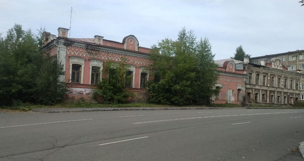 Забытый памятник архитектуры: здание на Карла Маркса превращается в развалины - Тагильский краевед Алексей Хлопотов рассказал «Реальному Тагилу» о том, что в городе много зданий, относящихся к памятникам архитектуры находятся в плачевном состоянии. Сегодня речь пойдет о здании, в котором размещался военкомат Ленинского района. Сейчас строение выглядит запустело и нуждается в реконструкции. Забытый памятник архитектуры: здание на Карла Маркса превращается в развалины -