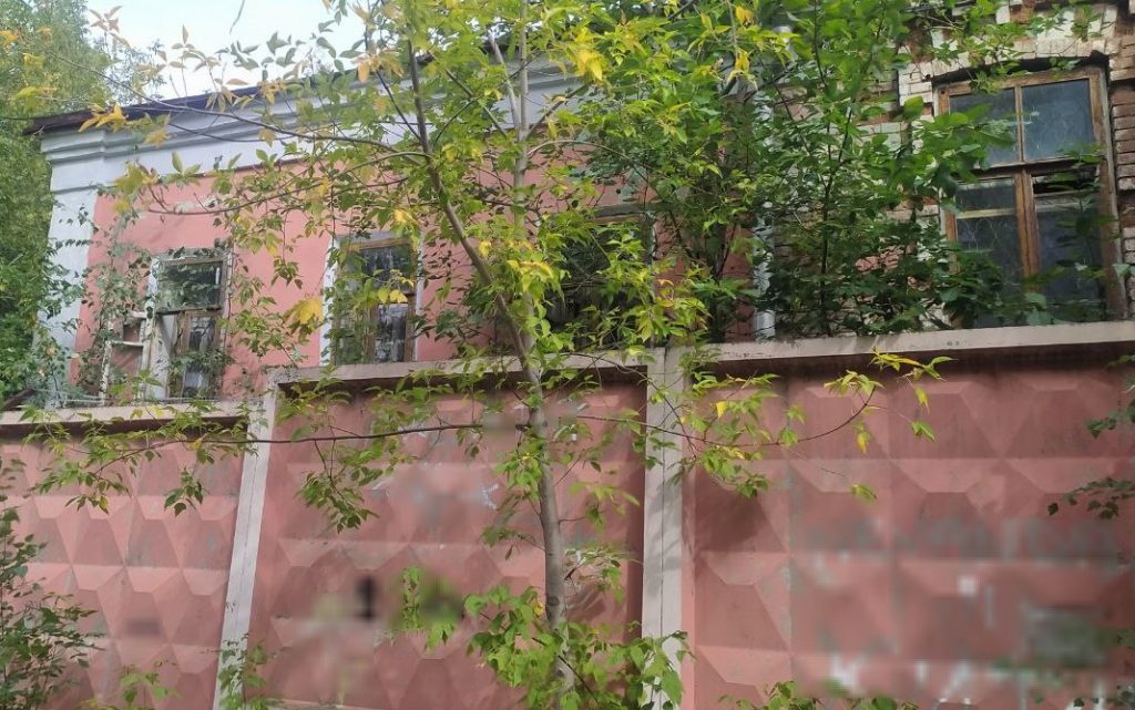 Забытый памятник архитектуры: здание на Карла Маркса превращается в развалины - Тагильский краевед Алексей Хлопотов рассказал «Реальному Тагилу» о том, что в городе много зданий, относящихся к памятникам архитектуры находятся в плачевном состоянии. Сегодня речь пойдет о здании, в котором размещался военкомат Ленинского района. Сейчас строение выглядит запустело и нуждается в реконструкции. Забытый памятник архитектуры: здание на Карла Маркса превращается в развалины -