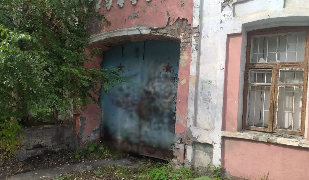Забытый памятник архитектуры: здание на Карла Маркса превращается в развалины - Тагильский краевед Алексей Хлопотов рассказал «Реальному Тагилу» о том, что в городе много зданий, относящихся к памятникам архитектуры находятся в плачевном состоянии. Сегодня речь пойдет о здании, в котором размещался военкомат Ленинского района. Сейчас строение выглядит запустело и нуждается в реконструкции. Забытый памятник архитектуры: здание на Карла Маркса превращается в развалины -