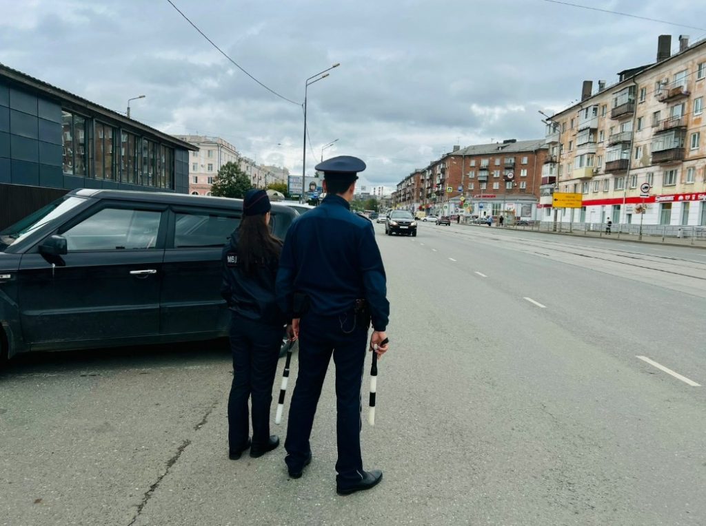 Выезд на встречку и пешеходы: ДПС проверяет соблюдение ПДД в Тагиле - В последние дни августа в Нижнем Тагиле и его пригороде проходит рейд «Безопасная дорога». Главной целью является повышение безопасности на городских улицах и дорогах округа. Выезд на встречку и пешеходы: ДПС проверяет соблюдение ПДД в Тагиле -