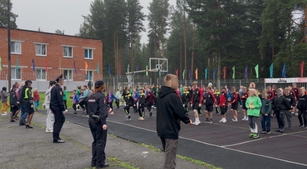В Нижнем Тагиле провели акцию «Зарядка со стражем порядка» - В преддверии нового учебного года в лагере «Золотой луг» при поддержке «Движения первых» прошло масштабное детское мероприятие с участием представителей силовых структур. Об этом «Реальному Тагилу» сообщили в пресс-службе местной полиции. В Нижнем Тагиле провели акцию «Зарядка со стражем порядка» -