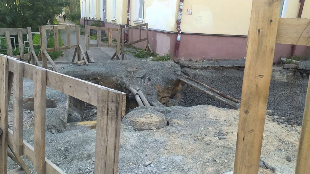 Празднование Дня города в Нижнем Тагиле пройдет на перекопанных улицах - В Нижнем Тагиле уже сегодня начинаются праздничные мероприятия в честь Дня рождения города. Торжество продлится до начала следующей недели. Однако центр города в этот особый праздник остался в перекопах. Коммунальщики не поспешили завершить ремонтные работы до особой для горожан даты. Празднование Дня города в Нижнем Тагиле пройдет на перекопанных улицах -