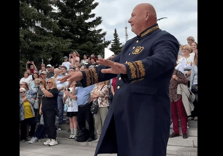 Тагильчанам пришлось слушать музыку в День города, сидя на камнях - Не всем было видно красоту фестиваля - посмотреть выступления можно было только с ограниченного ракурса. Тагильчанам пришлось слушать музыку в День города, сидя на камнях -
