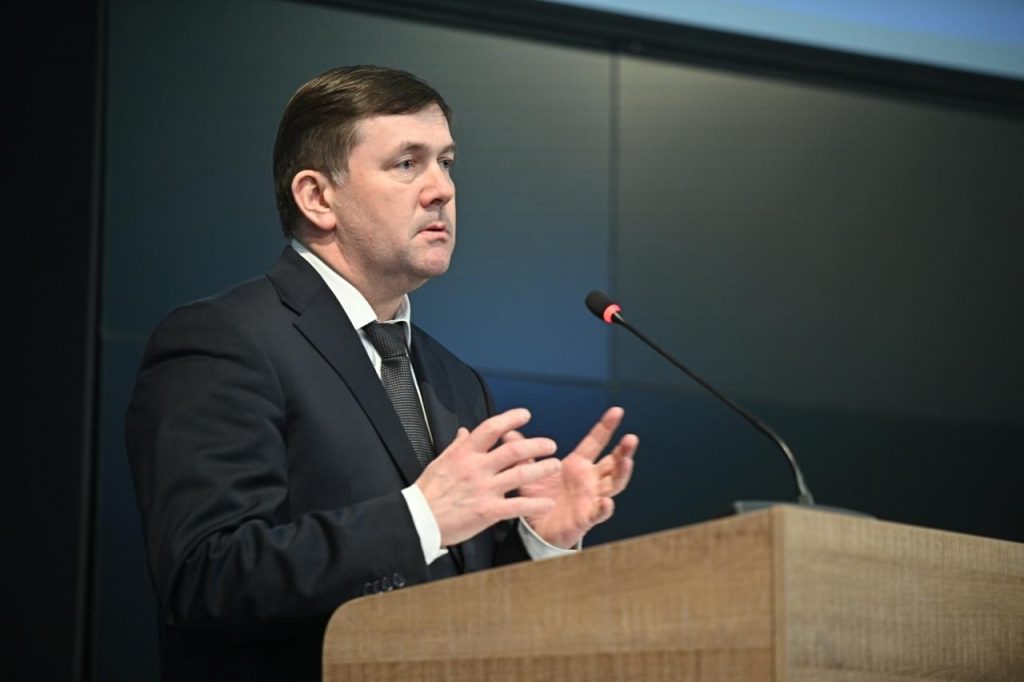 Депутаты утвердили в должности первого замгубернатора Свердловской области Шмыкова - Кандидатура Алексея Шмыкова была единогласно поддержана депутатами облзаксобрания. Инициатором его повторного назначения выступил губернатор Денис Паслер. Депутаты утвердили в должности первого замгубернатора Свердловской области Шмыкова -