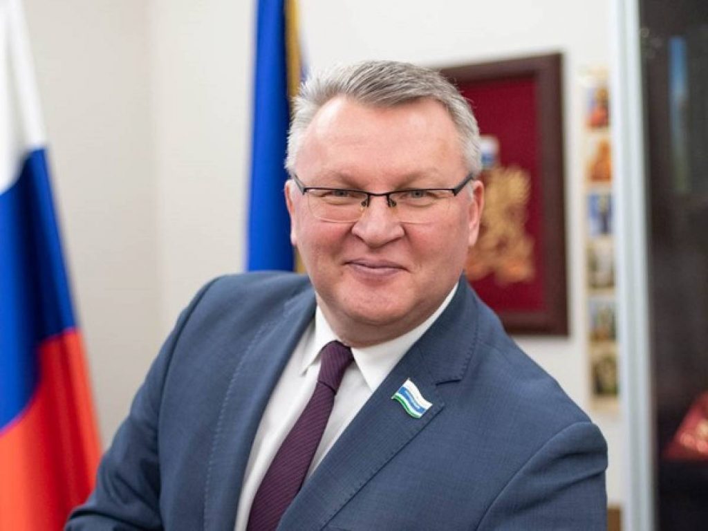 Депутат Сергей Никонов подтвердил уход в областное правительство - Депутат Законодательного Собрания Свердловской области Сергей Никонов досрочно сложил с себя полномочия народного избранника. Соответствующее решение на заседании парламента поддержали 39 из 40 депутатов. Как сообщил сам Никонов, его уход связан с переходом на работу в исполнительные органы власти по предложению губернатора Дениса Паслера. Депутат Сергей Никонов подтвердил уход в областное правительство -