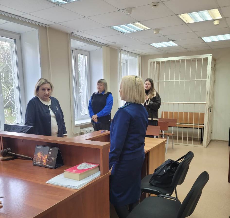 В Верхней Пышме чиновница осуждена за халатность в деле о предоставлении жилья - Как установила прокуратура, в 2022 году Фонд жилищного строительства региона предложил управлению распределить 140 квартир. В ходе последовавшей проверки чиновница обнаружила, что у сироты, занимавшей 20-ю позицию в списке, формально сохранялось право на жильё в Нижегородской области. Несмотря на то, что девушка с рождения там не проживала и была зарегистрирована в Свердловской области с 2013 года, Кофанова подписала приказ о её исключении из очереди. В Верхней Пышме чиновница осуждена за халатность в деле о предоставлении жилья -