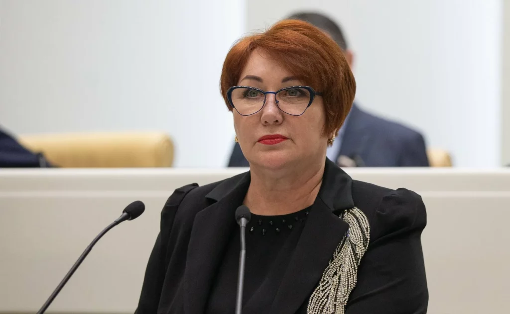 Сенатор Перминова напомнила об истекающей 1 октября особенности льгот соцвыплат - Россияне, имеющие право на федеральные льготы, могут до 1 октября определиться с формой получения набора социальных услуг (НСУ). Об этом напомнила председатель комитета Совета Федерации по социальной политике Елена Перминова в беседе с «Лентой.ру». Сенатор Перминова напомнила об истекающей 1 октября особенности льгот соцвыплат -