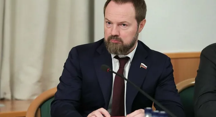Депутат Колунов: Вывешивать списки должников по ЖКХ в подъезде незаконно -