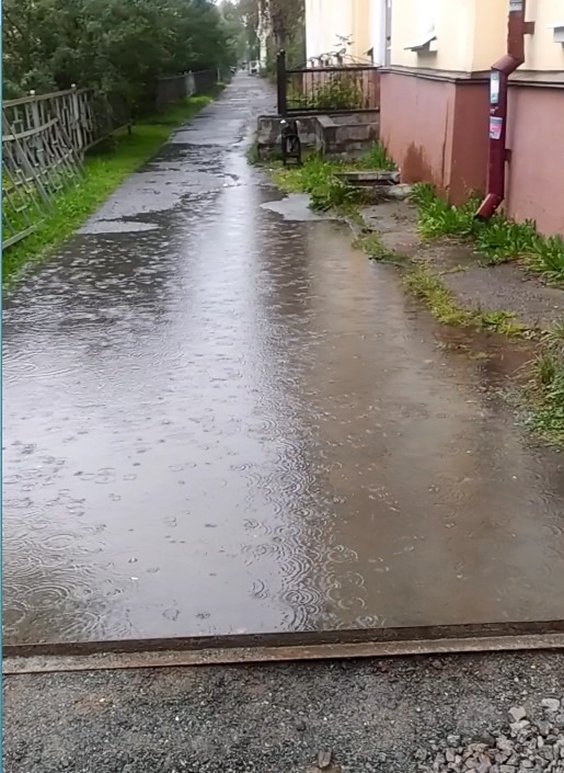 Нижний Тагил утопает в воде: центральные улицы превратились в реки после ливня -