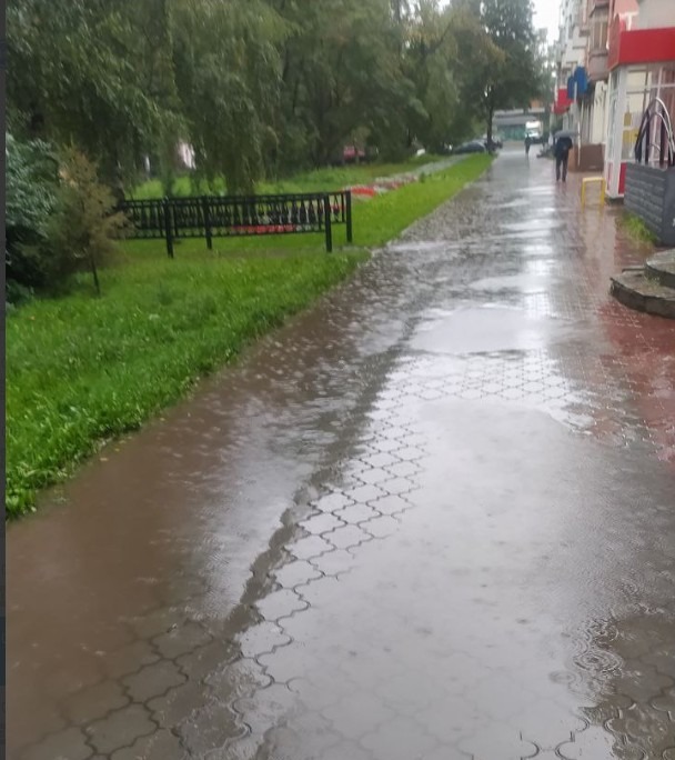 Нижний Тагил утопает в воде: центральные улицы превратились в реки после ливня -