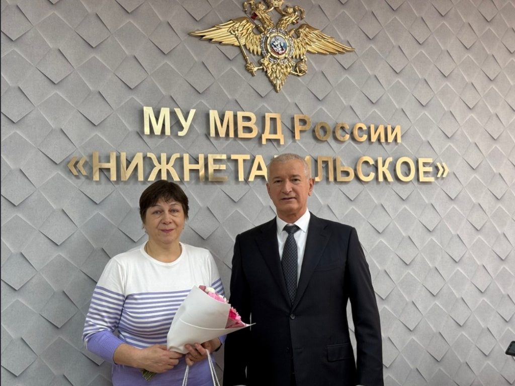 Бдительная соседка спасла пенсионерку от мошенников в Нижнем Тагиле - В Нижнем Тагиле удалось поймать курьера телефонных мошенников благодаря бдительной соседке. Как рассказали в пресс-группе МУ МВД России «Нижнетагильское», 86-летней тагильчанке позвонил неизвестный, который представился сотрудником банка. Он убедил пенсионерку, что для защиты её сбережений необходимо передать деньги якобы работнику банка. На следующий день к дому пенсионерки приехала молодая девушка, которая должна была забрать деньги. Бдительная соседка спасла пенсионерку от мошенников в Нижнем Тагиле -