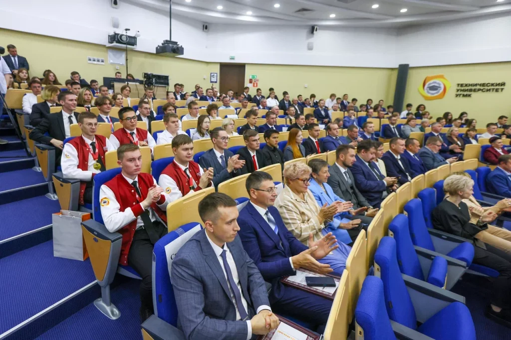 В Техническом университете УГМК отметили корпоративный День знаний - 3 сентября в Техническом университете УГМК прошёл корпоративный День знаний, который традиционно совпадает с днём рождения вуза и началом нового учебного года. В Техническом университете УГМК отметили корпоративный День знаний -