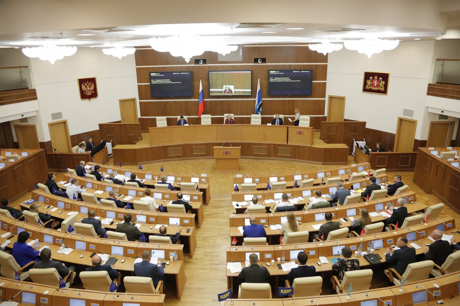 Экс-депутата на "блатных номерах" Коробейникова обвинили в нарушении ПДД - Экс‑депутат Заксобрания Свердловской области Алексей Коробейников снова оказался в центре общественного внимания: водитель большегруза не позволил политику объехать пробку по обочине и заставил вернуться в общий поток. Инцидент попал в поле зрения СМИ, а на фоне нового эпизода вновь всплыли предыдущие неоднозначные ситуации с участием бывшего парламентария. ЗакСО Законодательное Собрание