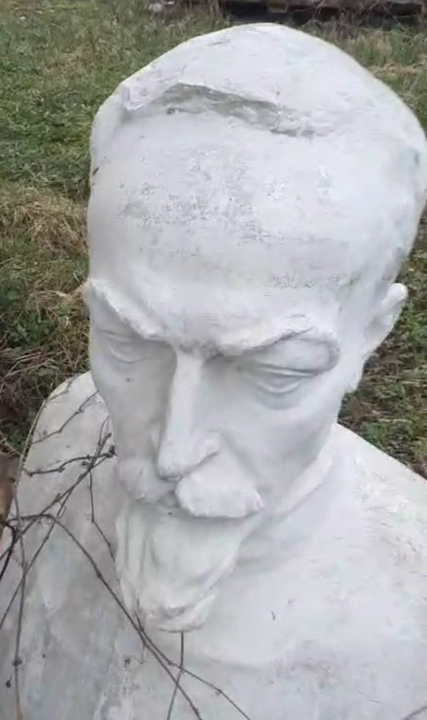 В Нижнем Тагиле появится ещё один бюст Феликса Дзержинского - Отреставрированную скульптуру, которую доставили из бывшей советской республики, разместят в Парке скульптуры советского периода. Как сообщается на сайте информационного агентства «Реальный Тагил», инициатива принадлежит внучатому племяннику Феликса Эдмундовича – Владимиру Михайловичу Дзержинскому. Ранее он хотел назвать в честь родственника одно из городских учебных заведений. В Нижнем Тагиле появится ещё один бюст Феликса Дзержинского -
